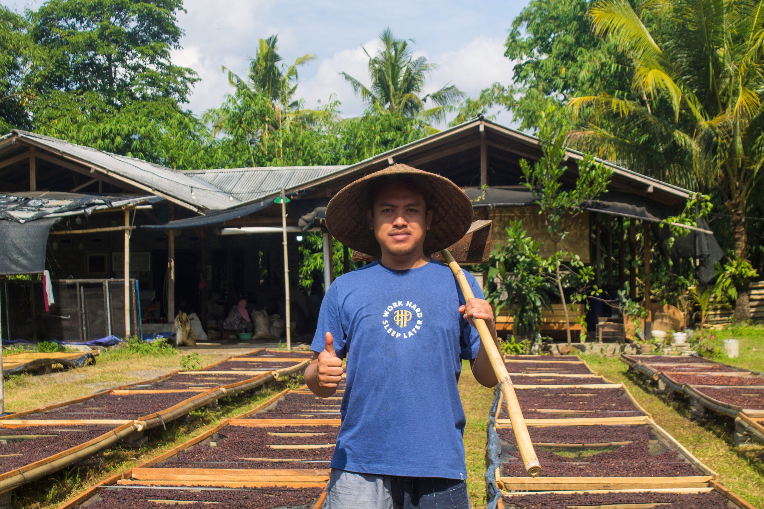 Dandy Dharmawan vor seinem Kaffee, der auf Betten trocknet.Ijen Lestari, Indonesien | SUPREMO Coffee