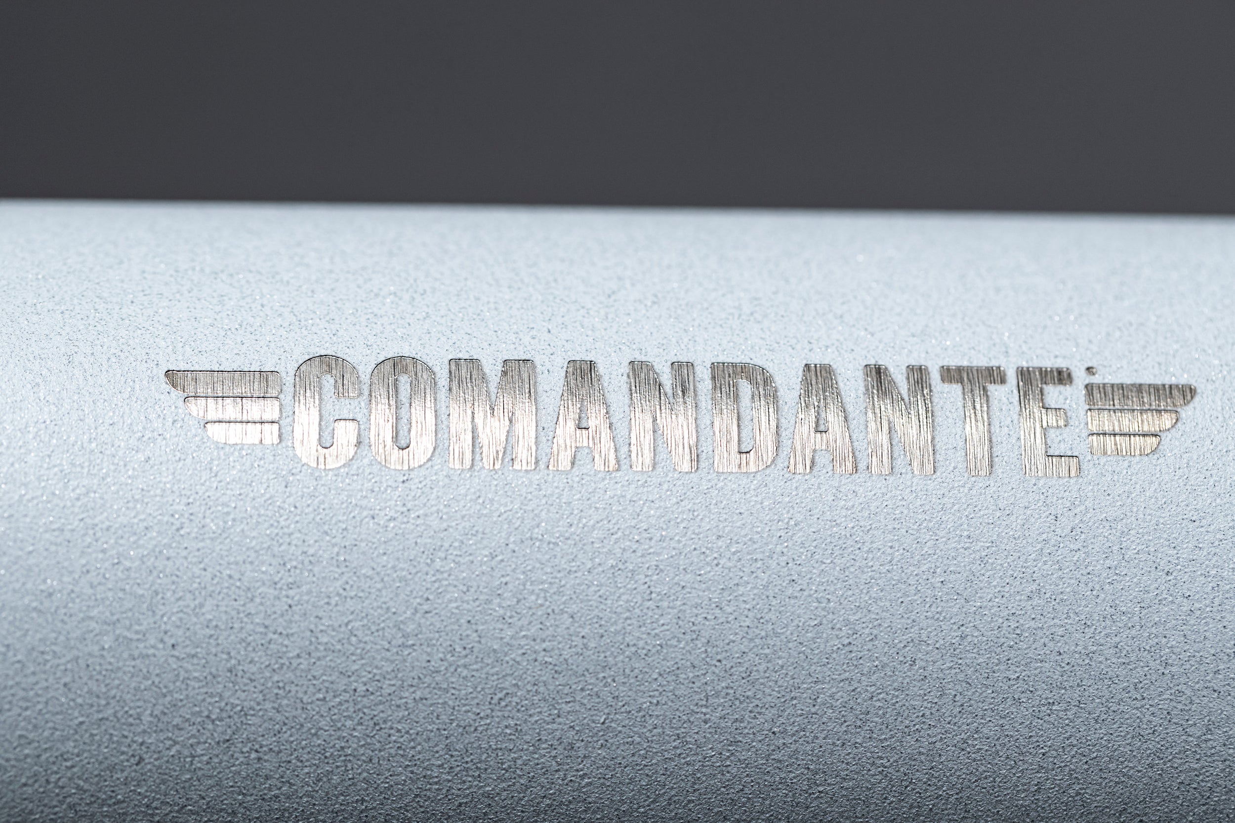 Close-Up Comandante® Schriftzug auf Comandante® C40 Mk4 Snow White