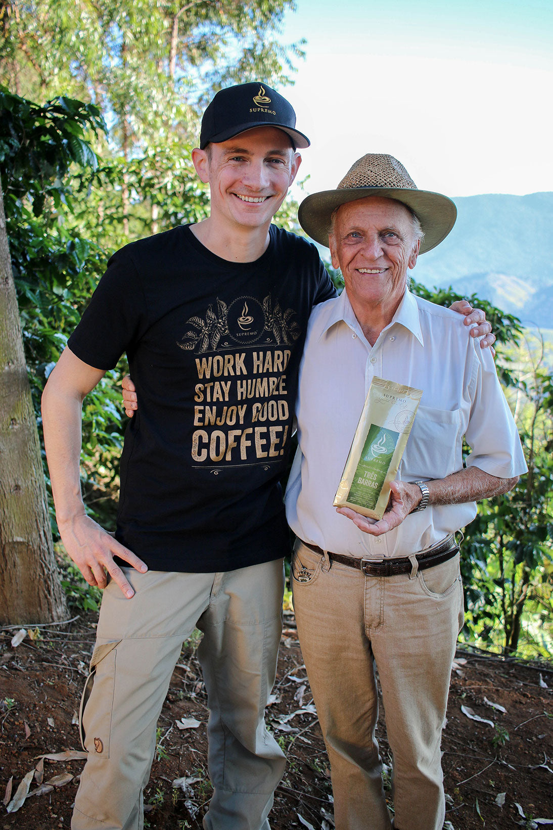 Raphael Braune (SUPREMO) mit José Wagner Ribeiro, der eine Tüte SUPREMO Três Barras in der Hand hält. Três Barras, Brasilien | SUPREMO Coffee