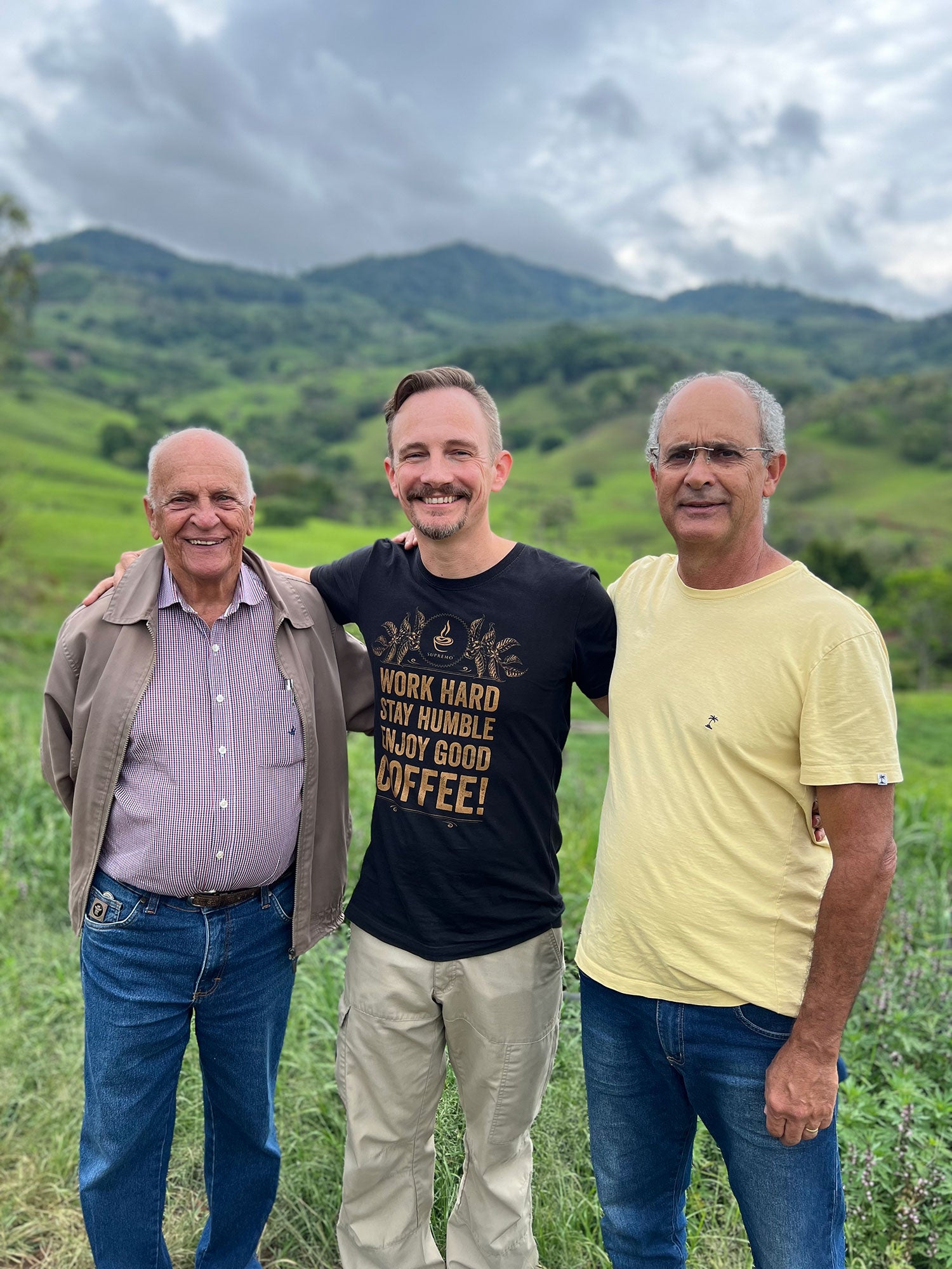 Raphael Braune (SUPREMO) mit José Wagner Ribeiro (Vater) und Cleber de Castro Junqueira (Sohn). Três Barras, Brasilien | SUPREMO Coffee