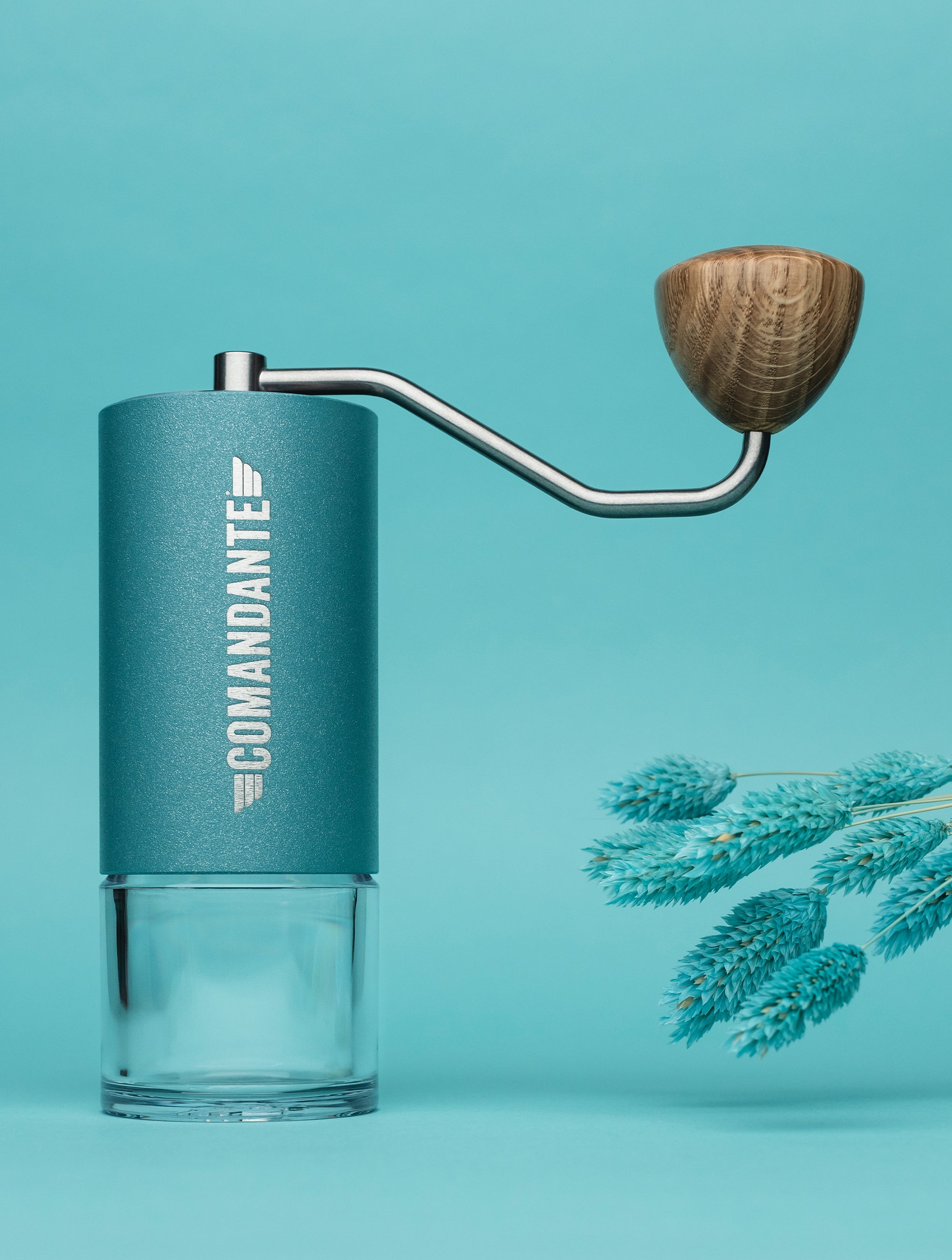 Comandante C40 Mk4 Alpine Lagoon vor türkisem Hintergrund mit Blume