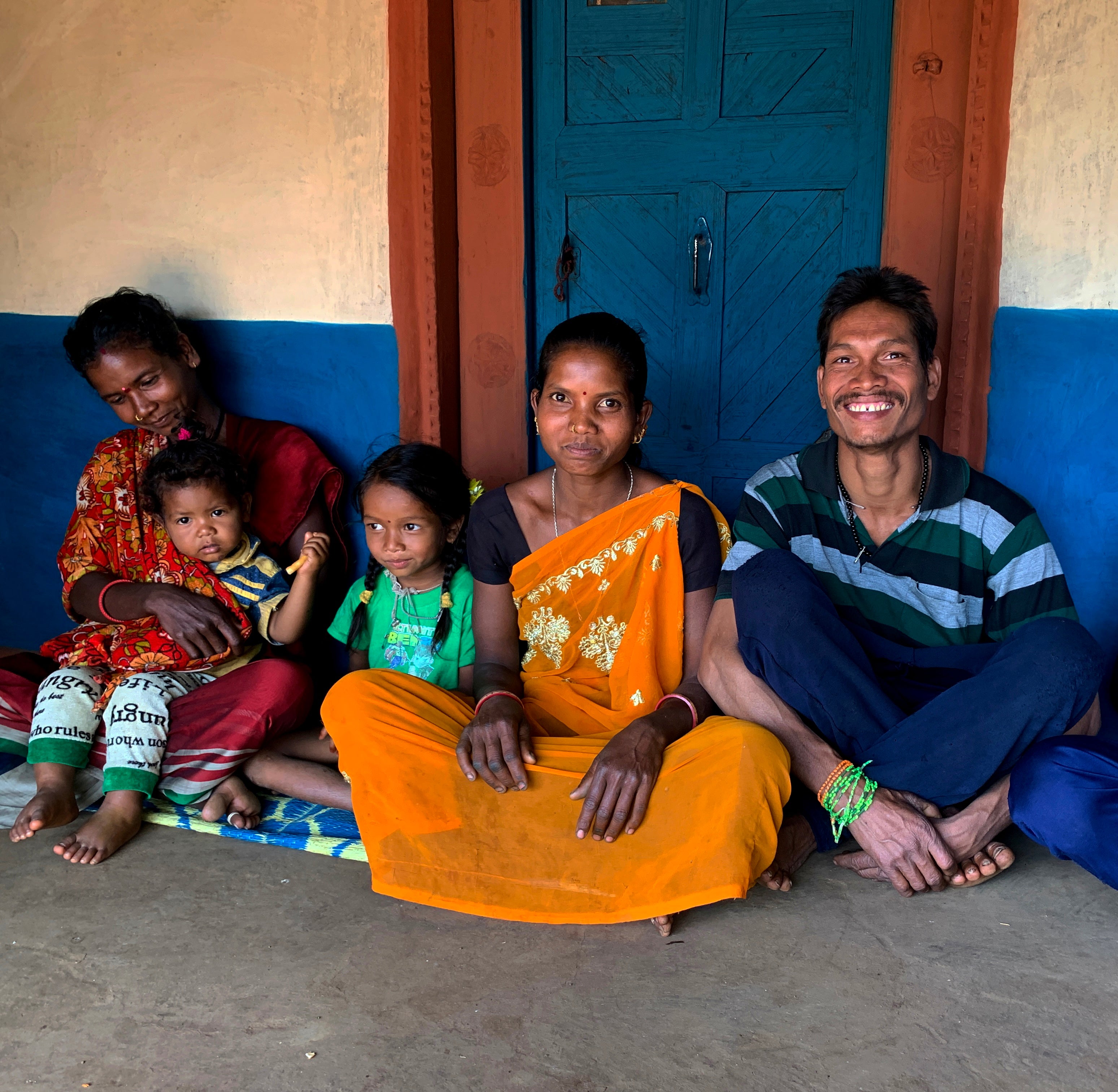 Familie aus dem Labjari Village vor Haustür
