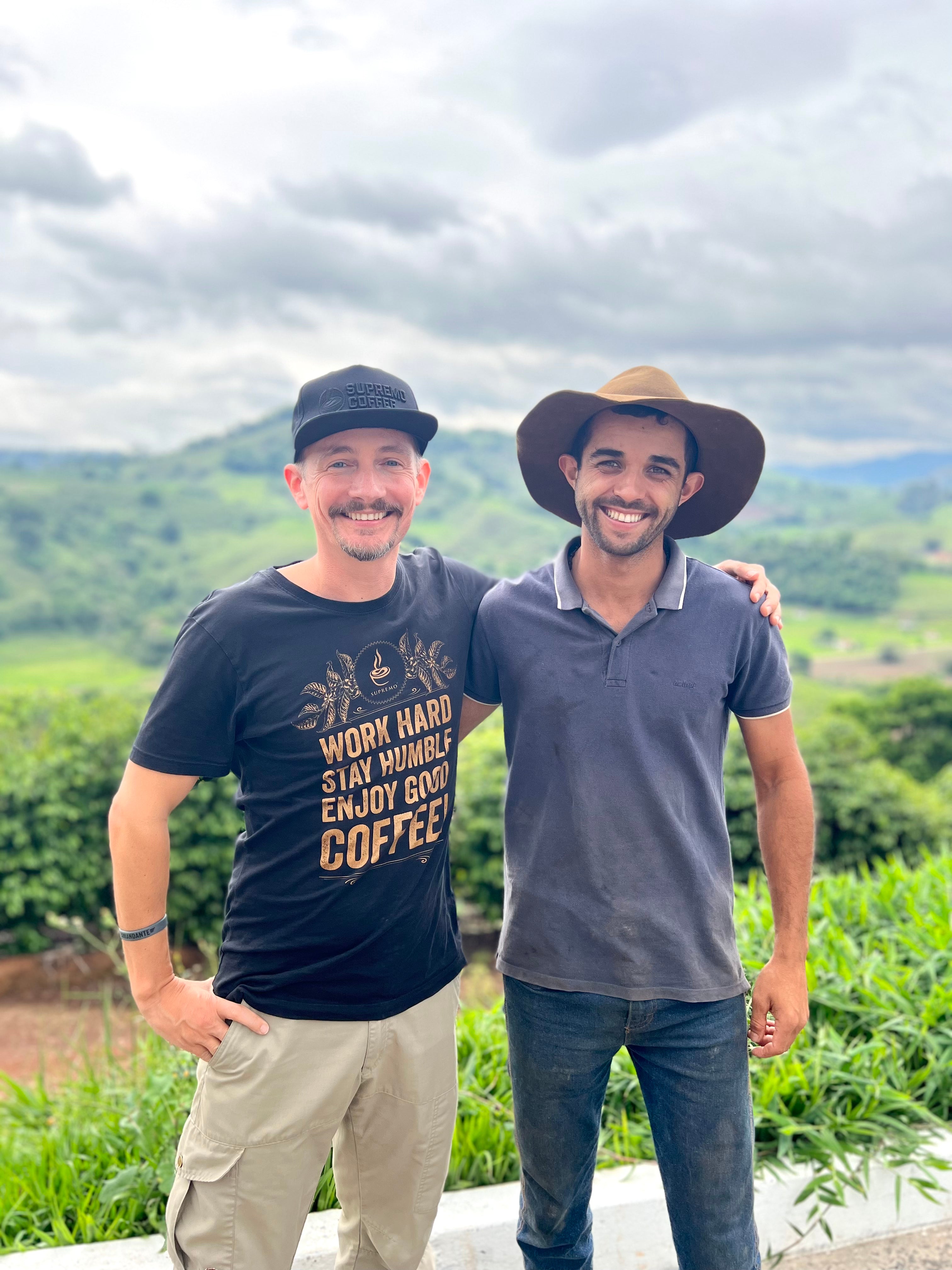 Raphael Braune (SUPREMO) und Antonio Marcio da Silva Arm in Arm. Sítio Baixadão, Brasilien | SUPREMO Coffee