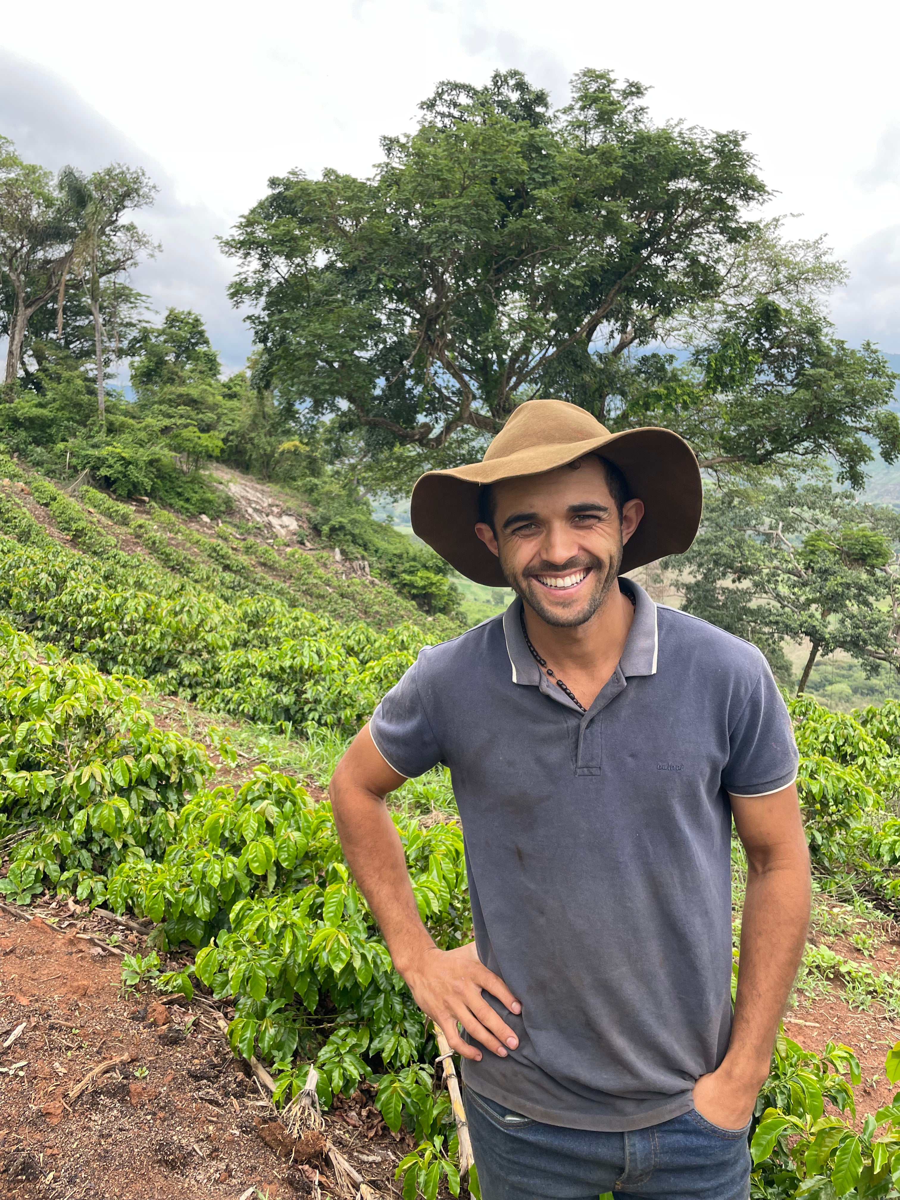 Antonio Marcio da Silva vor jungen Kaffeepflanzen. Sítio Baixadão, Brasilien | SUPREMO Coffee