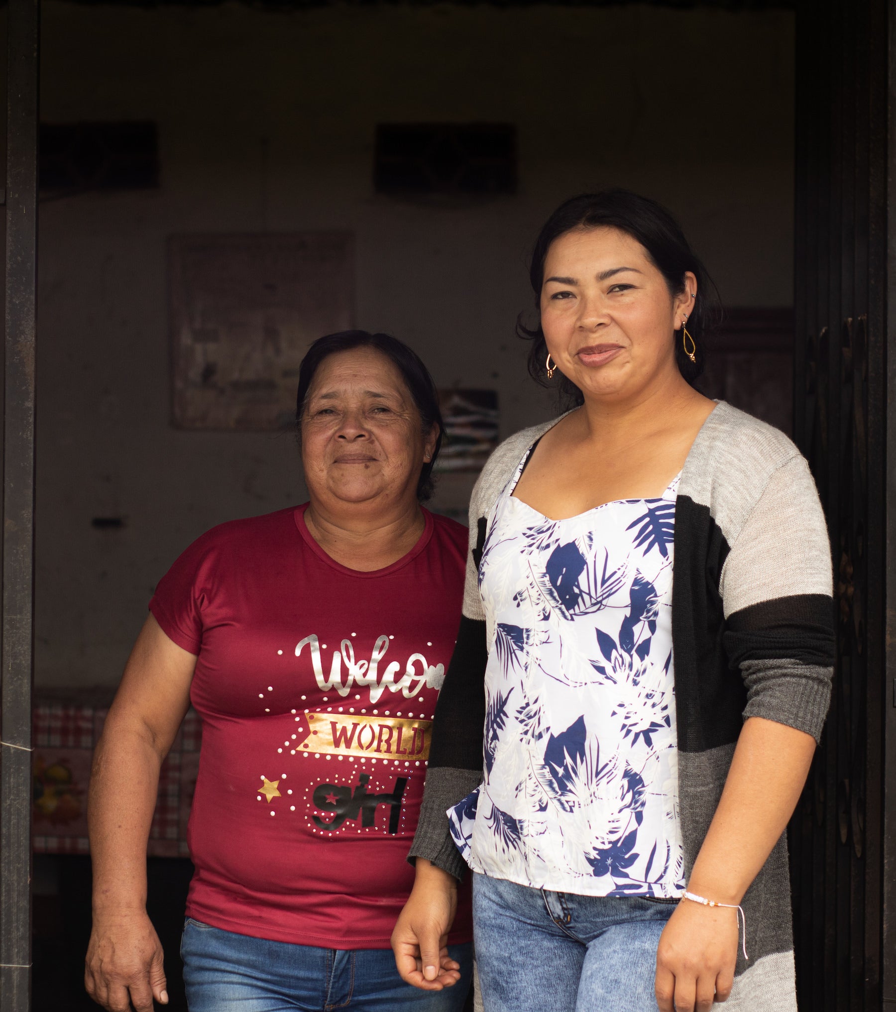 Zwei Frauen in einem Hauseingang. Pink Bourbon, Kolumbien | SUPREMO Coffee